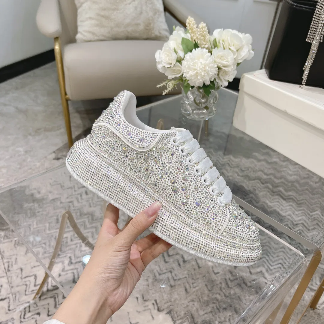 👟👟Ex-factory price 560👟👟 Men's size +10 2025SS McQueen crystal inlaid large and small diamond casual shoes counter original 1:1 production Fabric: imported silk velvet + imported Czech diamonds Lining: sheepskin lining Code number: 35-41 Male 39/44